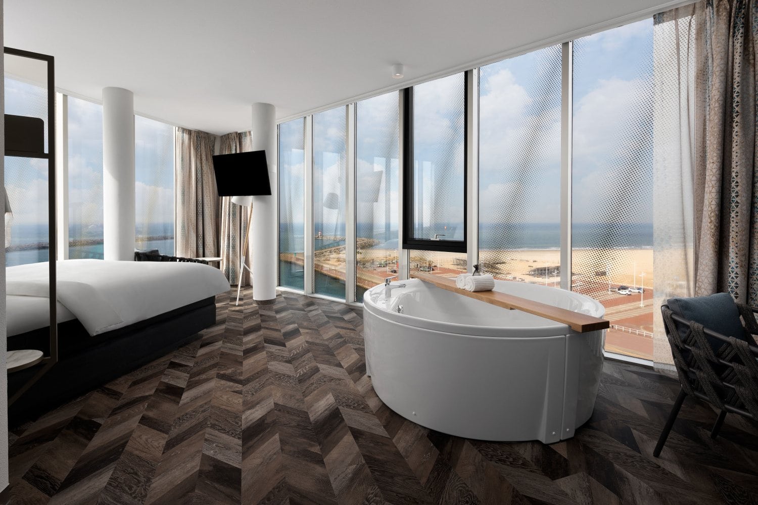 Inntel Hotels Den Haag Marina Beach - Wellness Sea View kamer - hotelkamer met bubbelbad uitzicht